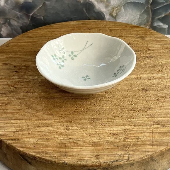 Art Pottery White Ceramic Trinket Dish 5.5" Green Four Leaf Clovers Speckle - Picture 1 of 9